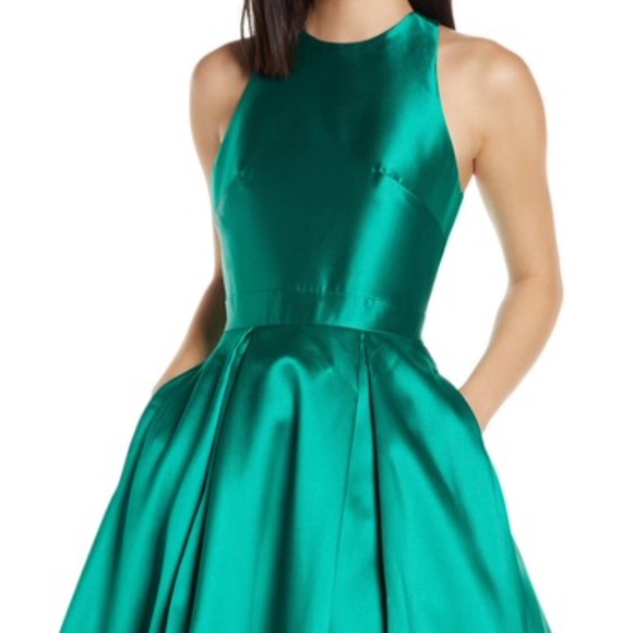 Mac Duggal elegant Green Gown - Picture 2 of 8